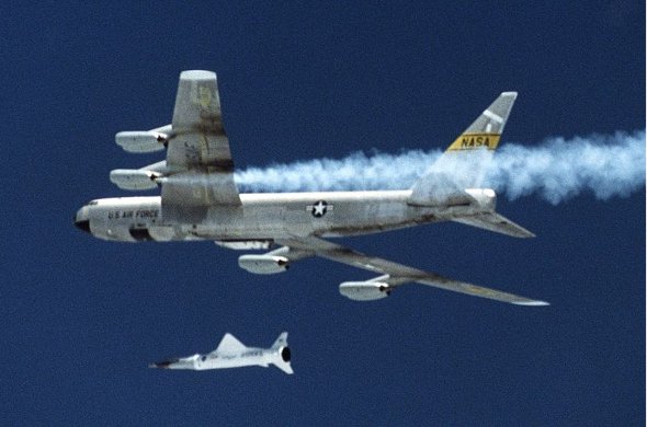 Ракетоносец В-52 сбрасывает ракету-носитель с самолетом X-43A