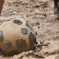 Странные виды спорта: болотный футбол