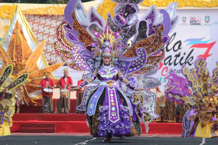 Карнавал батика в Индонезии
