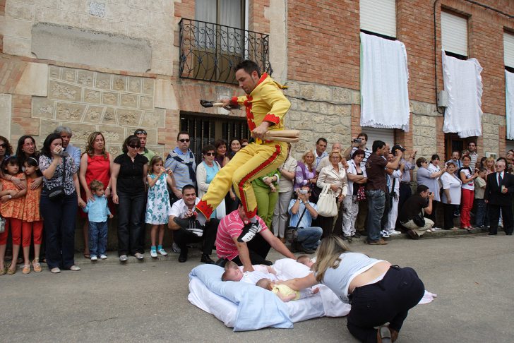 Фестиваль прыжков через младенцев в Кастрильо-де-Мурсия