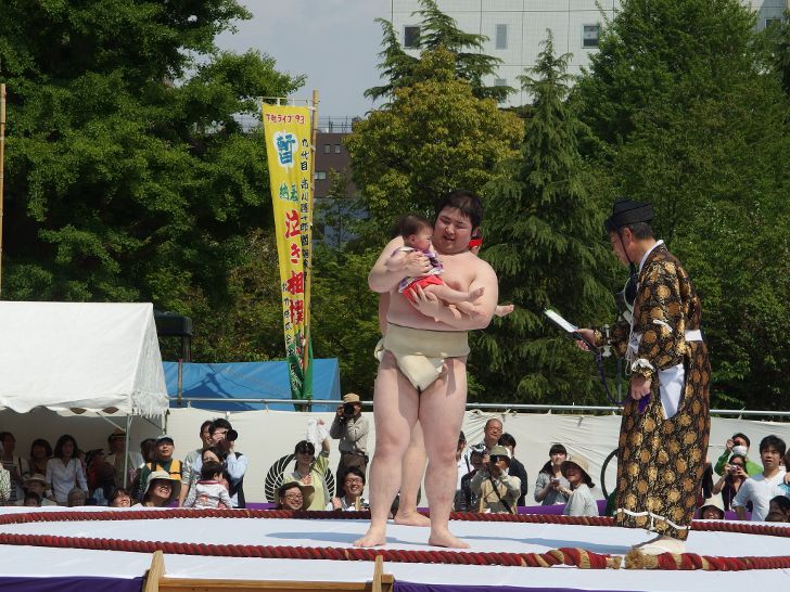 Фестиваль «Наки сумо» в Японии