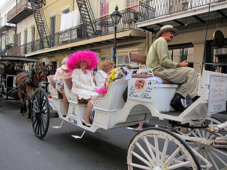 Пасхальный парад исторического французского квартала в Новом Орлеане
